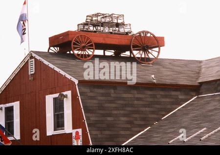 Alter Wagen mit Fischfallen, der als Dekor auf einem Geschäftsgebäude in Maine, USA, ca. 1996 verwendet wurde Stockfoto