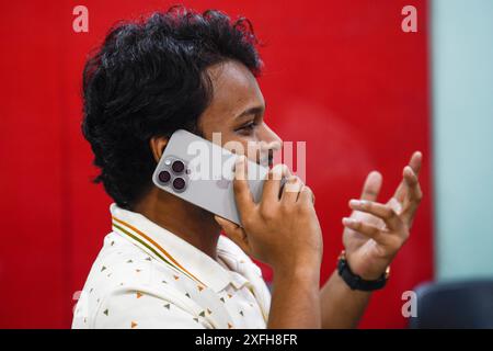 Dhaka, Bangladesch. Juli 2024. Ein Bürger aus Bangladesch wird mit seinem iPhone 15 Pro Max (Natural Titanium Color) Mobile gesehen. (Credit Image: © Piyas Biswas/SOPA Images via ZUMA Press Wire) NUR REDAKTIONELLE VERWENDUNG! Nicht für kommerzielle ZWECKE! Stockfoto