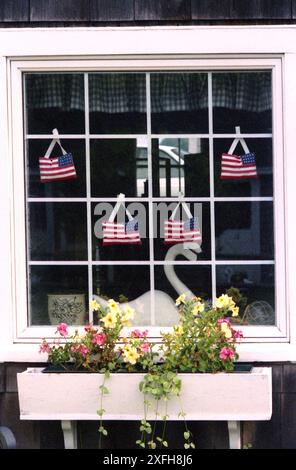 Maine, USA, ca. 1996. Vorderfenster eines kleinen Souvenirshops, dekoriert mit handgefertigten Handwerkskunst der amerikanischen Flagge. Stockfoto