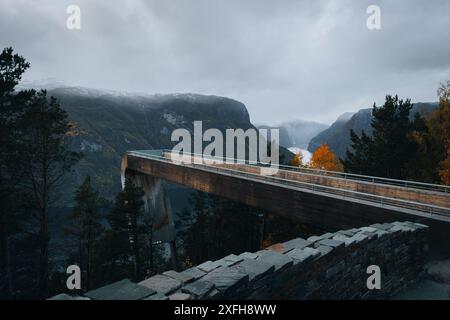 Malerischer Mountain Viewpoint mit einer modernen architektonischen Brücke in malerischer Umgebung Stockfoto