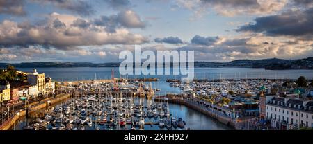 GB - DEVON: Letzte Ampel über dem Hafen von Torquay mit Tor Bay im Hintergrund. Panorama-Fotografie von Edmund Nagele FRPS. Stockfoto