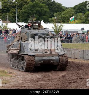 Amerikanischer M4A2 Sherman Panzer aus dem Zweiten Weltkrieg, wie er 2014 im Film Fury in der Arena des Bovington Tank Museum während des Tankfestes 2024 verwendet wurde Stockfoto