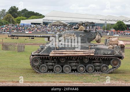 Amerikanischer M4A2 Sherman Panzer aus dem Zweiten Weltkrieg, wie er 2014 im Film Fury in der Arena des Bovington Tank Museum während des Tankfestes 2024 verwendet wurde Stockfoto