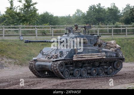 Amerikanischer M4A2 Sherman Panzer aus dem Zweiten Weltkrieg, wie er 2014 im Film Fury in der Arena des Bovington Tank Museum während des Tankfestes 2024 verwendet wurde Stockfoto