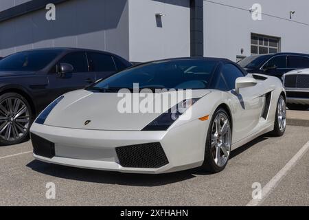 Indianapolis - 30. Juni 2024: Lamborghini Gallardo wird in einem Händlerbetrieb ausgestellt. Lamborghini bietet den Gallardo mit einem 5,0-l-V10-Motor mit 520 PS an. MEIN:2008 Stockfoto