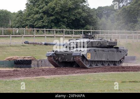 Ein Hauptkampfpanzer der British Army Challenger 1 fährt während des Tankfestes 2024 durch die Arena im Bovington Tank Museum Stockfoto