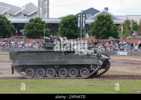 Das Kampffahrzeug der britischen Armee FV510 Warrior Infanterie fährt während des Tankfestes 2024 durch die Arena im Bovington Tank Museum Stockfoto