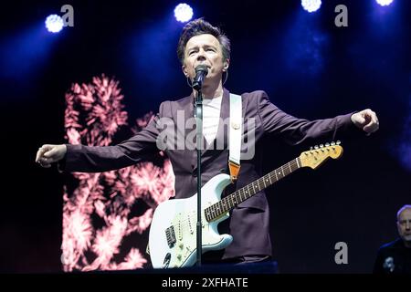 Eden Project, Bodelva, Großbritannien, 3. Juli 2024. Rick Astley tritt bei den Eden Sessions 2024 auf, die im ikonischen Eden Project in Bodelva, Cornwall, Großbritannien, stattfinden. Der Sänger hatte in den 1980er Jahren eine Vielzahl von Hits, aber er hat in letzter Zeit wieder Popularität errungen, einschließlich eines Auftritts beim letztjährigen Glastonbury Festival. Quelle: Mark Passmore/ Alamy Live News Stockfoto