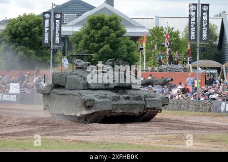 Der Hauptkampfpanzer Challenger 2 (Megatron) fährt während des Tankfests 2024 durch die Arena im Bovington Tank Museum Stockfoto