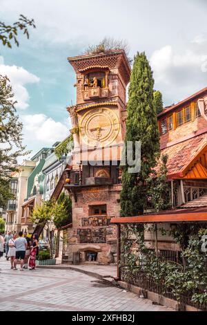 Tiflis, Georgien - 17. JUNI 2024: Der Uhrenturm des Marionettentheaters Rezo Gabriadze ist ein einzigartiges und ikonisches Wahrzeichen in Tiflis, Georgien Stockfoto