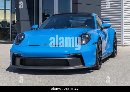 Indianapolis - 30. Juni 2024: Porsche 911 GT3 wird im Händlerbetrieb ausgestellt. Porsche bietet den 911 GT3 mit 502 PS 4,0 l flachem 6-Zylinder-Motor an. MEIN:2022 Stockfoto