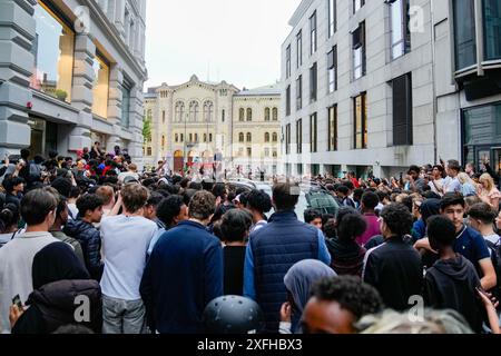 Oslo 20240703. Darren Jason Watkins Jr. , besser bekannt als YouTuber IShowSpeed, versammelte viele Zuschauer, als er am Mittwochabend live aus dem Zentrum von Oslo streamt. Foto: Fredrik Varfjell / NTB Stockfoto