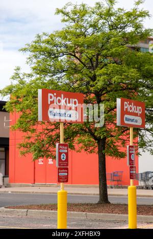 Kanata, Kanada - 2. Juni 2024: Walmart-Abholschilder. Parkplatz für Online-Bestellungen im Supermarkt in Ontario Stockfoto