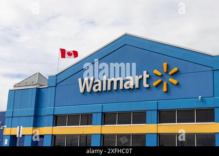 Kanata, Kanada - 2. Juni 2024: Walmart-Einzelhandelsgebäude mit kanadischer Flagge Stockfoto