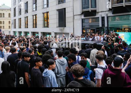 Oslo 20240703. Darren Jason Watkins Jr. , besser bekannt als YouTuber IShowSpeed, versammelte viele Zuschauer, als er am Mittwochabend live aus dem Zentrum von Oslo streamt. Foto: Fredrik Varfjell / NTB Stockfoto