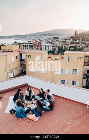 Blick auf männliche und weibliche Freunde auf der Dachterrasse Stockfoto