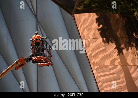 New York, USA. Juli 2024. Bauarbeiter von Hudson Yards, die am Schiff arbeiteten (von dem Künstler Thomas Heatherwick), die Stahlnetze hinzufügen, um zu verhindern, dass Menschen springen, New York, NY, 3. Juli 2024. Vier Menschen sind in den Tod gesprungen, darunter ein vierzehnjähriger Junge, der im August 2021 Selbstmord beging und die Schließung des Gebäudes zwang; die höchsten Stockwerke bleiben unzugänglich. (Foto: Anthony Behar/SIPA USA) Credit: SIPA USA/Alamy Live News Stockfoto