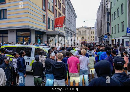 Oslo 20240703. Darren Jason Watkins Jr. , besser bekannt als YouTuber IShowSpeed, versammelte viele Zuschauer, als er am Mittwochabend live aus dem Zentrum von Oslo streamt. Foto: Fredrik Varfjell / NTB Stockfoto