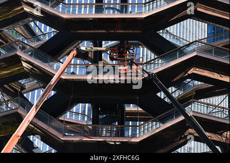 New York, USA. Juli 2024. Bauarbeiter von Hudson Yards, die am Schiff arbeiteten (von dem Künstler Thomas Heatherwick), die Stahlnetze hinzufügen, um zu verhindern, dass Menschen springen, New York, NY, 3. Juli 2024. Vier Menschen sind in den Tod gesprungen, darunter ein vierzehnjähriger Junge, der im August 2021 Selbstmord beging und die Schließung des Gebäudes zwang; die höchsten Stockwerke bleiben unzugänglich. (Foto: Anthony Behar/SIPA USA) Credit: SIPA USA/Alamy Live News Stockfoto