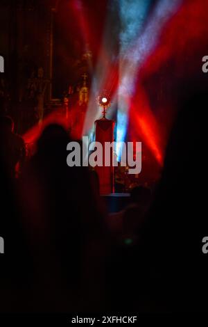 Anbetung des Allerheiligsten Sakramentes während einer Anbetung und Zeugenaussage während des Lumen-Festivals in Trnava, Slowakei. Stockfoto