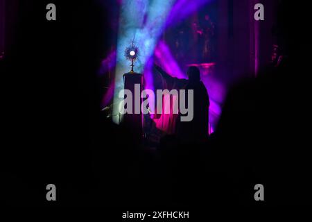 Anbetung des Allerheiligsten Sakramentes während einer Anbetung und Zeugenaussage während des Lumen-Festivals in Trnava, Slowakei. Stockfoto