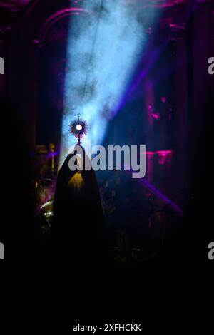 Anbetung des Allerheiligsten Sakramentes während einer Anbetung und Zeugenaussage während des Lumen-Festivals in Trnava, Slowakei. Stockfoto