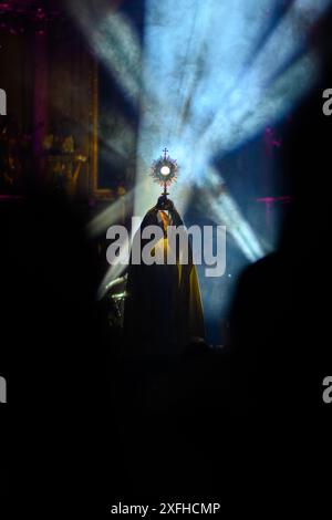 Anbetung des Allerheiligsten Sakramentes während einer Anbetung und Zeugenaussage während des Lumen-Festivals in Trnava, Slowakei. Stockfoto