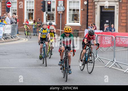 Juli 2024. Guildford Town Centre Rennen von British Cycling fanden heute Abend in Surrey, England, Großbritannien, statt. Das jährliche Radrennrennen findet auf einem schwierigen Kurs statt, einschließlich der steilen High Street mit ihren Pflastersteinen oder Pflastersteinen. Es gibt eine Reihe von Rennen, darunter Jugendveranstaltungen für verschiedene Altersgruppen, und der Abend gipfelte in Runde 3 der National Circuit Series. Stockfoto