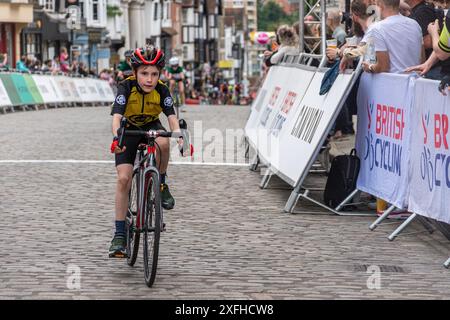 Juli 2024. Guildford Town Centre Rennen von British Cycling fanden heute Abend in Surrey, England, Großbritannien, statt. Das jährliche Radrennrennen findet auf einem schwierigen Kurs statt, einschließlich der steilen High Street mit ihren Pflastersteinen oder Pflastersteinen. Es gibt eine Reihe von Rennen, darunter Jugendveranstaltungen für verschiedene Altersgruppen, und der Abend gipfelte in Runde 3 der National Circuit Series. Stockfoto