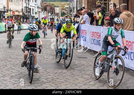 Juli 2024. Guildford Town Centre Rennen von British Cycling fanden heute Abend in Surrey, England, Großbritannien, statt. Das jährliche Radrennrennen findet auf einem schwierigen Kurs statt, einschließlich der steilen High Street mit ihren Pflastersteinen oder Pflastersteinen. Es gibt eine Reihe von Rennen, darunter Jugendveranstaltungen für verschiedene Altersgruppen, und der Abend gipfelte in Runde 3 der National Circuit Series. Stockfoto