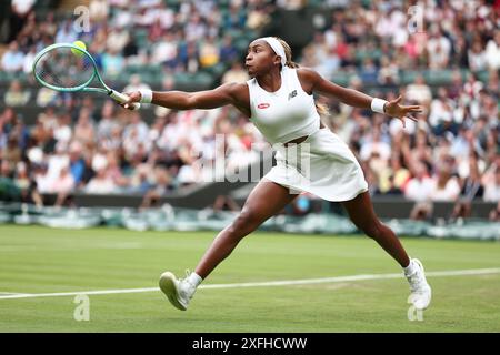 Juli 2024; All England Lawn Tennis and Croquet Club, London, England; Wimbledon Tennis Tournament, Tag 3; Coco Gauff (USA) in Aktion während ihres Spiels in der zweiten Runde gegen Anca Todoni (ROU) Stockfoto