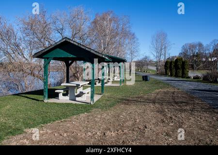 Picknickbereich im Becaguimec Park an der Main Street in Hartland, New Brunswick, Kanada Stockfoto