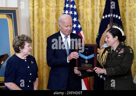 Washington, USA. Juli 2024. US-Präsident Joe Biden überreicht posthum die Ehrenmedaille an die Nachkommen von Unions-Soldaten Pvt. Philip Shadrach und Pvt. George Wilson, Mitglieder des 2. Ohio Volunteer Infantry Regiments im Bürgerkrieg, während einer Zeremonie im East Room des Weißen Hauses in Washington am 3. Juli. 2024. Foto: Yuri Gripas/Pool/SIPA USA Credit: SIPA USA/Alamy Live News Stockfoto