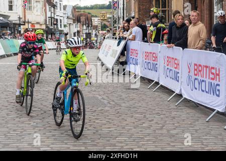 Juli 2024. Guildford Town Centre Rennen von British Cycling fanden heute Abend in Surrey, England, Großbritannien, statt. Das jährliche Radrennrennen findet auf einem schwierigen Kurs statt, einschließlich der steilen High Street mit ihren Pflastersteinen oder Pflastersteinen. Es gibt eine Reihe von Rennen, darunter Jugendveranstaltungen für verschiedene Altersgruppen, und der Abend gipfelte in Runde 3 der National Circuit Series. Stockfoto