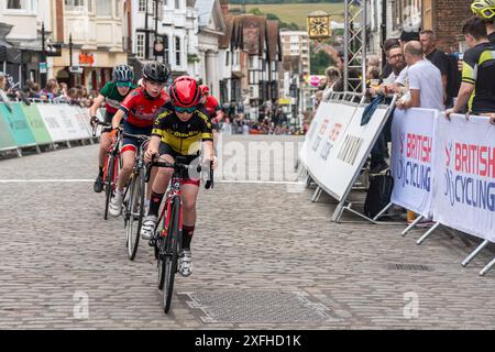 Juli 2024. Guildford Town Centre Rennen von British Cycling fanden heute Abend in Surrey, England, Großbritannien, statt. Das jährliche Radrennrennen findet auf einem schwierigen Kurs statt, einschließlich der steilen High Street mit ihren Pflastersteinen oder Pflastersteinen. Es gibt eine Reihe von Rennen, darunter Jugendveranstaltungen für verschiedene Altersgruppen, und der Abend gipfelte in Runde 3 der National Circuit Series. Stockfoto