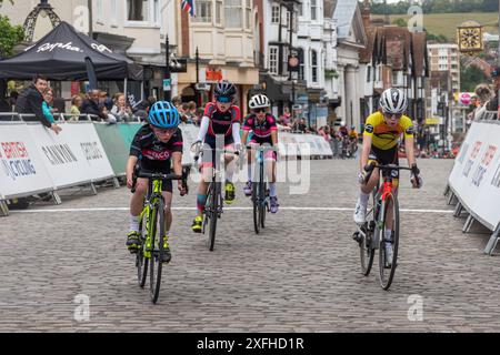 Juli 2024. Guildford Town Centre Rennen von British Cycling fanden heute Abend in Surrey, England, Großbritannien, statt. Das jährliche Radrennrennen findet auf einem schwierigen Kurs statt, einschließlich der steilen High Street mit ihren Pflastersteinen oder Pflastersteinen. Es gibt eine Reihe von Rennen, darunter Jugendveranstaltungen für verschiedene Altersgruppen, und der Abend gipfelte in Runde 3 der National Circuit Series. Stockfoto