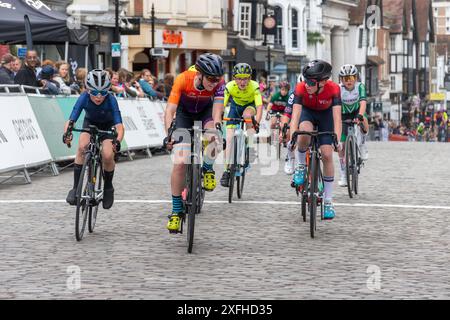 Juli 2024. Guildford Town Centre Rennen von British Cycling fanden heute Abend in Surrey, England, Großbritannien, statt. Das jährliche Radrennrennen findet auf einem schwierigen Kurs statt, einschließlich der steilen High Street mit ihren Pflastersteinen oder Pflastersteinen. Es gibt eine Reihe von Rennen, darunter Jugendveranstaltungen für verschiedene Altersgruppen, und der Abend gipfelte in Runde 3 der National Circuit Series. Stockfoto