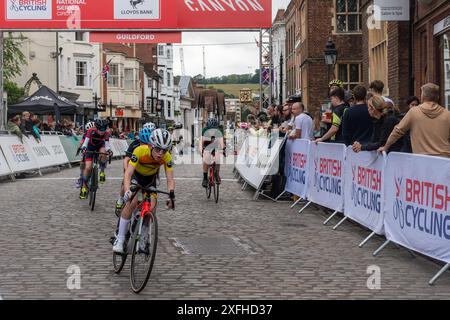 Juli 2024. Guildford Town Centre Rennen von British Cycling fanden heute Abend in Surrey, England, Großbritannien, statt. Das jährliche Radrennrennen findet auf einem schwierigen Kurs statt, einschließlich der steilen High Street mit ihren Pflastersteinen oder Pflastersteinen. Es gibt eine Reihe von Rennen, darunter Jugendveranstaltungen für verschiedene Altersgruppen, und der Abend gipfelte in Runde 3 der National Circuit Series. Stockfoto