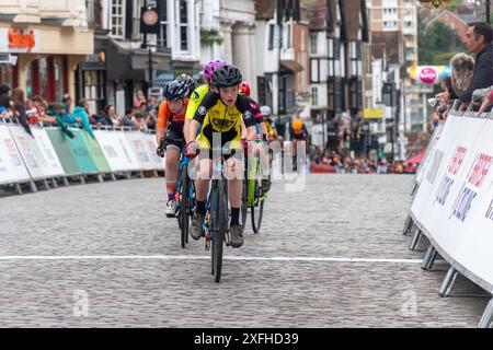 Juli 2024. Guildford Town Centre Rennen von British Cycling fanden heute Abend in Surrey, England, Großbritannien, statt. Das jährliche Radrennrennen findet auf einem schwierigen Kurs statt, einschließlich der steilen High Street mit ihren Pflastersteinen oder Pflastersteinen. Es gibt eine Reihe von Rennen, darunter Jugendveranstaltungen für verschiedene Altersgruppen, und der Abend gipfelte in Runde 3 der National Circuit Series. Stockfoto