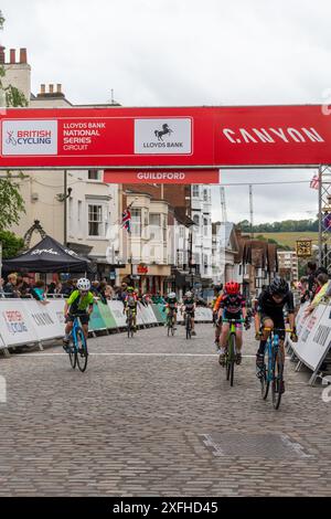 Juli 2024. Guildford Town Centre Rennen von British Cycling fanden heute Abend in Surrey, England, Großbritannien, statt. Das jährliche Radrennrennen findet auf einem schwierigen Kurs statt, einschließlich der steilen High Street mit ihren Pflastersteinen oder Pflastersteinen. Es gibt eine Reihe von Rennen, darunter Jugendveranstaltungen für verschiedene Altersgruppen, und der Abend gipfelte in Runde 3 der National Circuit Series. Stockfoto