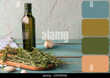 Frischer Rosmarin, Knoblauch und eine Flasche Olivenöl auf Holztisch. Verschiedene Farbmuster Stockfoto