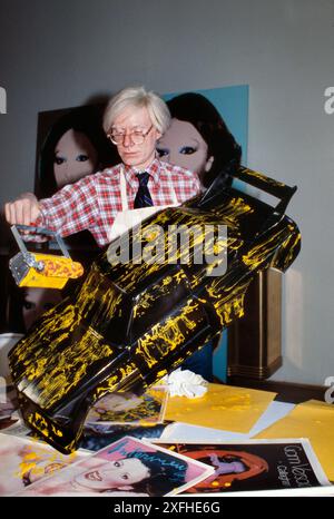US-amerikanischer Popkünstler Andy Warhol, Porträtbild Miniatur-Modellauto, Bernard Gotfryd, 1977 Stockfoto