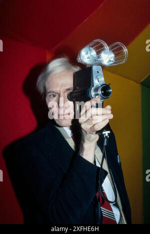 US-amerikanischer Popkünstler Andy Warhol, halblanges Porträt mit Blick durch das Objektiv der Polaroid-Polarisationskamera, Bernard Gotfryd, 1977 Stockfoto