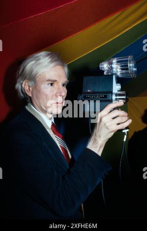 US-amerikanischer Popkünstler Andy Warhol, halblanges Porträt mit Polaroid-Polarisationskamera, Bernard Gotfryd, 1977 Stockfoto