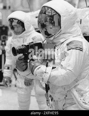 Neil Armstrong (vorne), Kommandant des Apollo 11-Raumschiffs und Edwin E. Aldrin (hinten) üben die Mobilität der Mondoberfläche in druckbeaufschlagten Raumfahrtanzügen, bemannte Raumfahrzeuge, Houston, Texas, USA, NASA, April 1969 Stockfoto