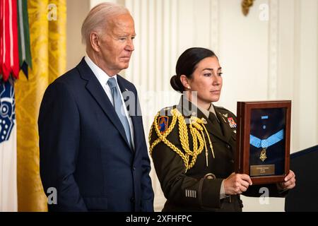 Washington, Usa. Juli 2024. Präsident Joe Biden vergibt posthum die Ehrenmedaille an PrivatPhilip Shadrach und George Wilson von der Union Army während einer Zeremonie im East Room des Weißen Hauses am 3. Juli 2024 in Washington. DC Privates Shadrach und Wilson nahmen an einer der ersten Sonderoperationen Teil, bei denen sie eine Lokomotive der Konföderierten Stahl. (Foto: Samuel Corum/SIPA USA) Credit: SIPA USA/Alamy Live News Stockfoto