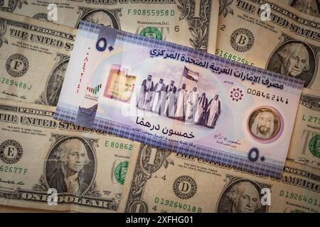 3. Juli 2024, Abu Dhabi, Vereinigte Arabische Emirate: Stockbilder des Arabischen Emirates Dirham (AED). Der VAE-Dirham (AED) unterliegt verschiedenen wirtschaftlichen und politischen Einflüssen, die seinen Wert beeinflussen. Wirtschaftlich macht die Abhängigkeit der VAE von Ölexporten den AED anfällig für Schwankungen der globalen Ölpreise. Während die Bemühungen um eine Diversifizierung der Wirtschaft im Gange sind, spielt der Ölsektor nach wie vor eine wichtige Rolle. Die Zentralbank der VAE hält einen festen Wechselkurs mit dem US-Dollar fest, was Stabilität schafft, aber auch den AED Änderungen in der US-Geldpolitik unterwirft. Politisch ist die Strategie der VAE Stockfoto