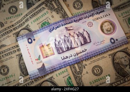 3. Juli 2024, Abu Dhabi, Vereinigte Arabische Emirate: Stockbilder des Arabischen Emirates Dirham (AED). Der VAE-Dirham (AED) unterliegt verschiedenen wirtschaftlichen und politischen Einflüssen, die seinen Wert beeinflussen. Wirtschaftlich macht die Abhängigkeit der VAE von Ölexporten den AED anfällig für Schwankungen der globalen Ölpreise. Während die Bemühungen um eine Diversifizierung der Wirtschaft im Gange sind, spielt der Ölsektor nach wie vor eine wichtige Rolle. Die Zentralbank der VAE hält einen festen Wechselkurs mit dem US-Dollar fest, was Stabilität schafft, aber auch den AED Änderungen in der US-Geldpolitik unterwirft. Politisch ist die Strategie der VAE Stockfoto