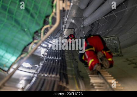 Höhenretter der Berufsfeuerwehr Oberhausen üben das Abseilen von einer Windturbine aus einer Höhe von 150 Metern, Aufstieg in die t Stockfoto