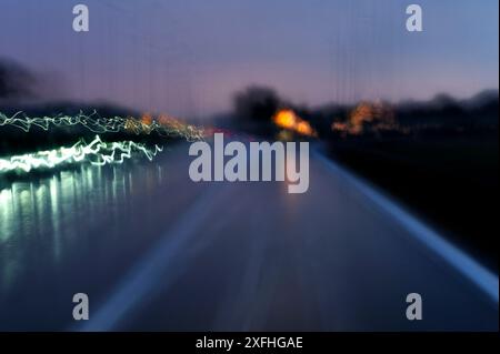 Nachts im Auto fahren, abstrakt, Asphalt, Auto, Auto, Auto, Unschärfe, Unschärfe, Stadt, Stadtlandschaft, Kurve, dunkel, Armaturenbrett, Fahren, Fahren, Transport Stockfoto